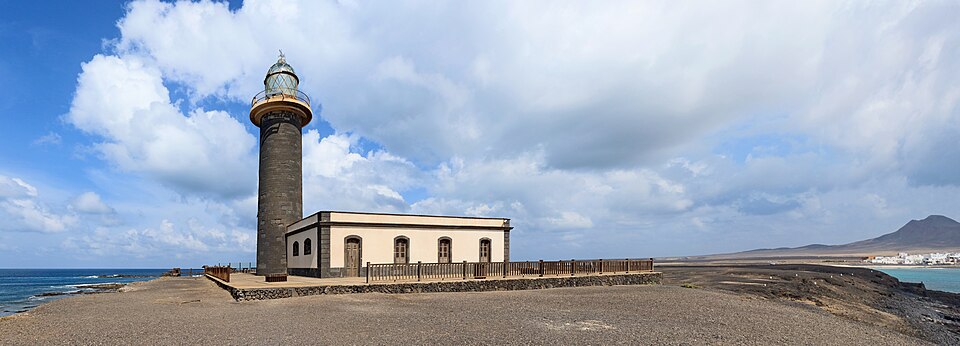 Faro de Punta Jandía junto al mar