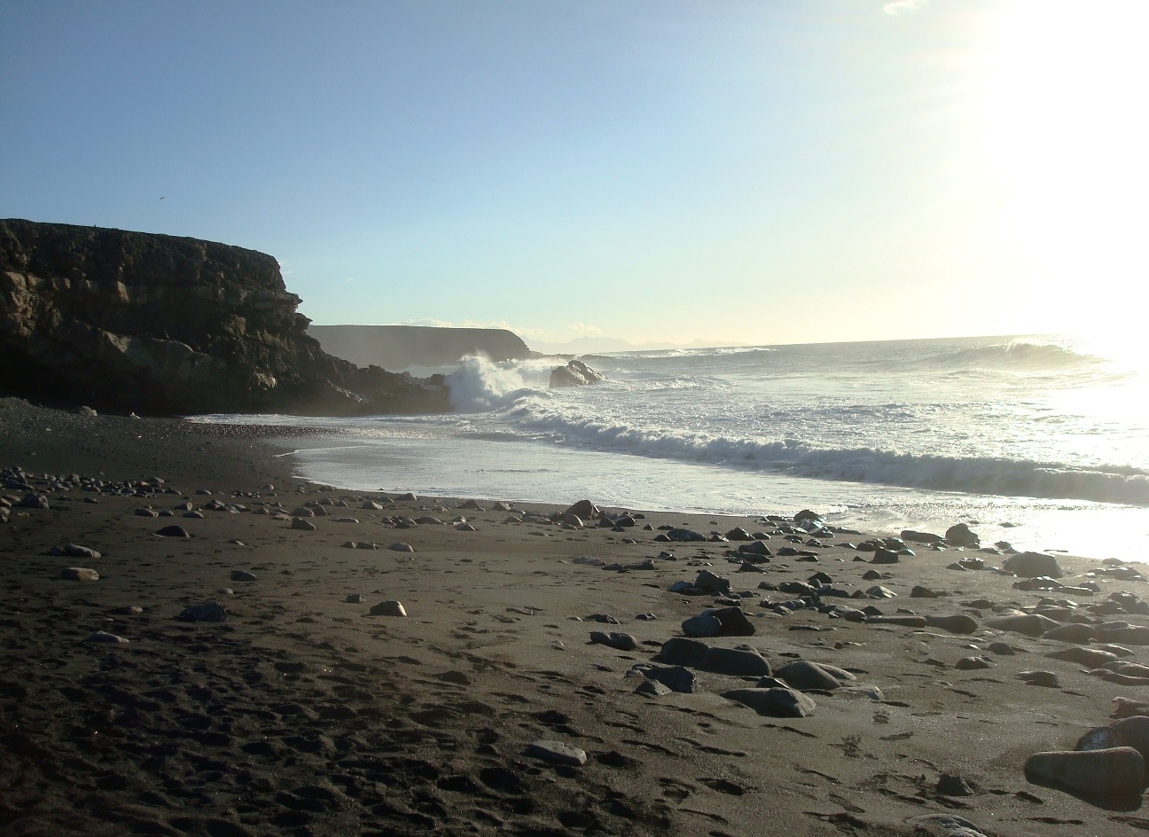 Playa oscura de Ajuy con acantilados